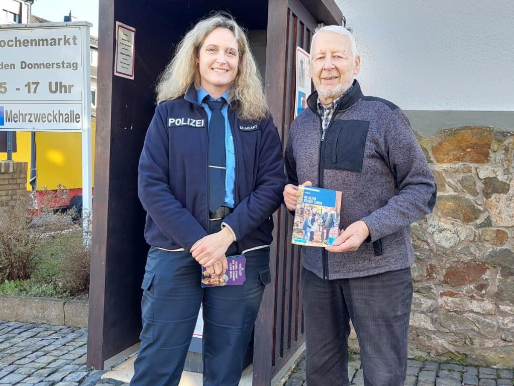 Wochenmarkt Besuch durch Frau Polizeioberkommissarin Monika Baumgart